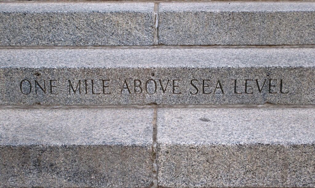 クレカで高還元率のマイルを効率的に貯める方法は？