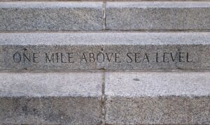 クレカで高還元率のマイルを効率的に貯める方法は？